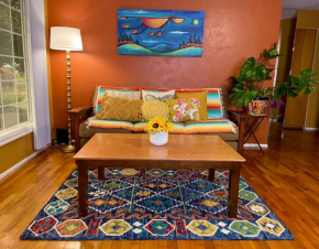 Welcome! Colorful 50's Ranch in the Heart of Eugene